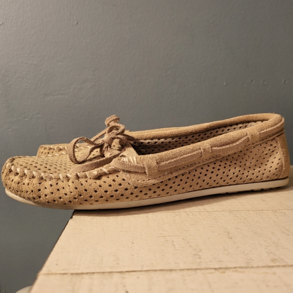 Minnetonka Perforated Moc Flex Rubber Sole in Stone Beige sz 7.5 - Picture 2 of 5